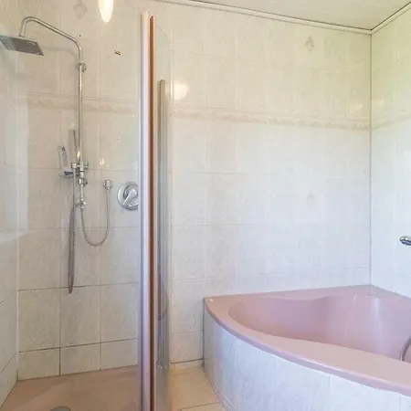 Apartment 120M2 Monteurswohnung Fuer 8 Personen Mit 2 Schlafzimmer Und 1 Wohnschlafzimmer *
